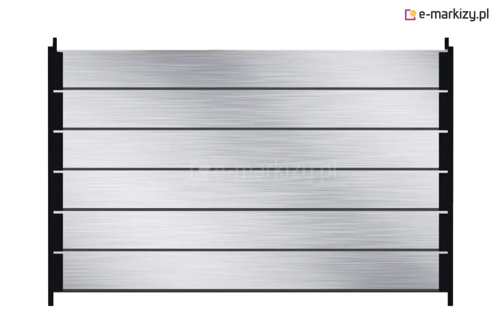 Ścianka z ruchomych lameli aluminiowych w kolorze srebrny anoda ułożonych poziomo i zamocowanych do systemu obrotowego w kolorze czarnym.