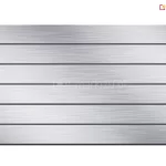 Ścianka z ruchomych lameli aluminiowych w kolorze srebrny anoda ułożonych poziomo i zamocowanych do systemu obrotowego w kolorze czarnym.