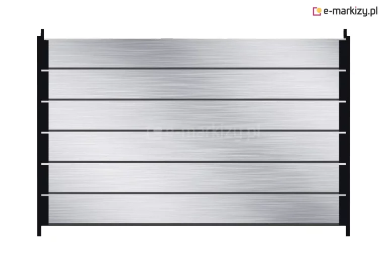 Ścianka z ruchomych lameli aluminiowych w kolorze srebrny anoda ułożonych poziomo i zamocowanych do systemu obrotowego w kolorze czarnym.