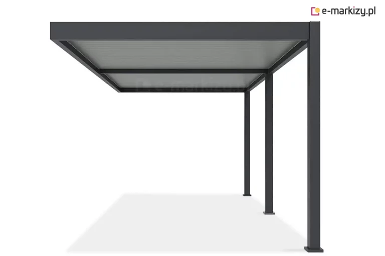 Wizualizacja boczna aluminiowej pergoli bioklimatycznej Marlo w wersji przyściennej, utrzymana w ciemnoszarej, antracytowej kolorystyce. Konstrukcja zadaszenia opiera się z jednej strony na trzech pionowych słupach o kwadratowym przekroju, natomiast z drugiej strony jest przystosowana do montażu bezpośrednio do elewacji budynku. Dach pergoli składa się z dwóch sekcji wypełnionych ruchomymi lamelami w jasnoszarym odcieniu, które są obecnie ustawione w pozycji poziomej, tworząc pełną osłonę. Solidna rama konstrukcyjna oraz widoczne stopy montażowe przy podstawie słupów podkreślają stabilność i nowoczesny, geometryczny charakter systemu. Całość została wyrenderowana na czystym, białym tle, co pozwala na dokładną analizę profilu bocznego oraz proporcji zadaszenia.