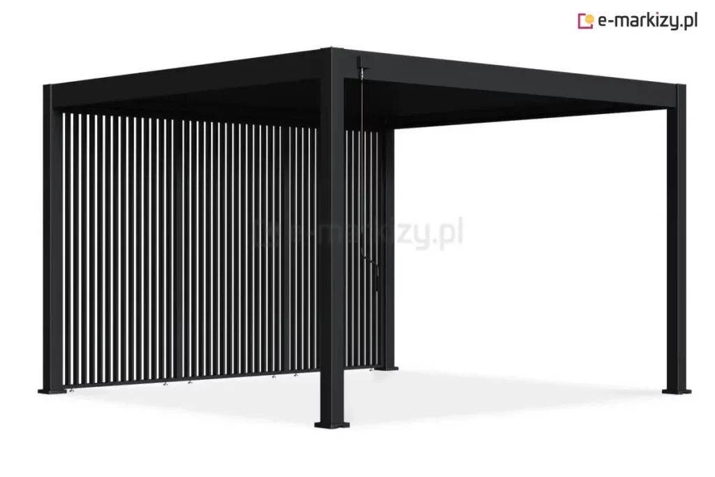 Wizualizacja przedstawia nowoczesną pergolę tarasową Marlo w kolorze antracytowym, której lewy bok został w całości zabudowany trzema pionowymi panelami stałymi. Każdy z paneli wypełniony jest licznymi, wąskimi profilami aluminiowymi ustawionymi pionowo w równych odstępach, co tworzy efekt ażurowej ścianki zapewniającej prywatność i częściowe zacienienie. Konstrukcja pergoli opiera się na czterech solidnych nogach o kwadratowym przekroju, a płaski dach wyposażony jest w system ruchomych lameli. Na przednim słupie, pod górną belką, zamontowany jest mechanizm korbowy z długim, czarnym drążkiem do ręcznej regulacji zadaszenia. U dołu paneli bocznych widoczne są drobne elementy montażowe pozycjonujące ściankę nad podłożem. Całość zaprezentowana jest w rzucie perspektywicznym na jasnym tle, eksponując minimalistyczny i techniczny design zabudowy.