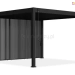 Wizualizacja przedstawia nowoczesną pergolę tarasową Marlo w kolorze antracytowym, której lewy bok został w całości zabudowany trzema pionowymi panelami stałymi. Każdy z paneli wypełniony jest licznymi, wąskimi profilami aluminiowymi ustawionymi pionowo w równych odstępach, co tworzy efekt ażurowej ścianki zapewniającej prywatność i częściowe zacienienie. Konstrukcja pergoli opiera się na czterech solidnych nogach o kwadratowym przekroju, a płaski dach wyposażony jest w system ruchomych lameli. Na przednim słupie, pod górną belką, zamontowany jest mechanizm korbowy z długim, czarnym drążkiem do ręcznej regulacji zadaszenia. U dołu paneli bocznych widoczne są drobne elementy montażowe pozycjonujące ściankę nad podłożem. Całość zaprezentowana jest w rzucie perspektywicznym na jasnym tle, eksponując minimalistyczny i techniczny design zabudowy.