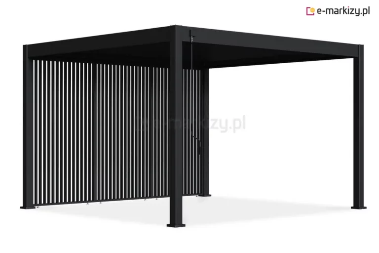 Wizualizacja przedstawia nowoczesną pergolę tarasową Marlo w kolorze antracytowym, której lewy bok został w całości zabudowany trzema pionowymi panelami stałymi. Każdy z paneli wypełniony jest licznymi, wąskimi profilami aluminiowymi ustawionymi pionowo w równych odstępach, co tworzy efekt ażurowej ścianki zapewniającej prywatność i częściowe zacienienie. Konstrukcja pergoli opiera się na czterech solidnych nogach o kwadratowym przekroju, a płaski dach wyposażony jest w system ruchomych lameli. Na przednim słupie, pod górną belką, zamontowany jest mechanizm korbowy z długim, czarnym drążkiem do ręcznej regulacji zadaszenia. U dołu paneli bocznych widoczne są drobne elementy montażowe pozycjonujące ściankę nad podłożem. Całość zaprezentowana jest w rzucie perspektywicznym na jasnym tle, eksponując minimalistyczny i techniczny design zabudowy.