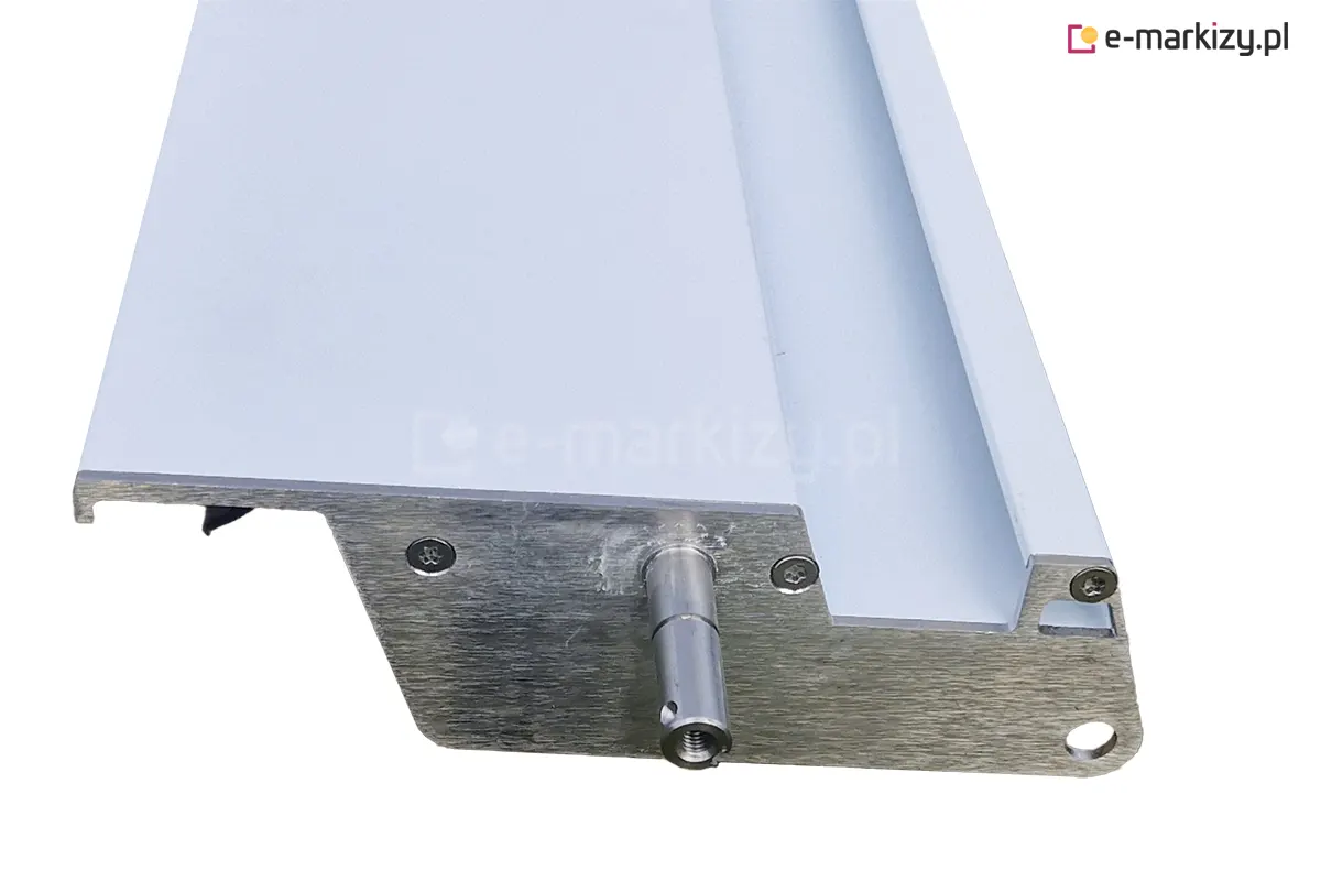Boczna płaszczyzna lamela dachowego do pergoli Aluprof Sb350 nie jest pokryta lakierem w kolorze białym, tak jak widoczna część panelu. Z aluminiowej bocznej pokrywy lamela wystaje bolec mocujący go w mechanizmie.