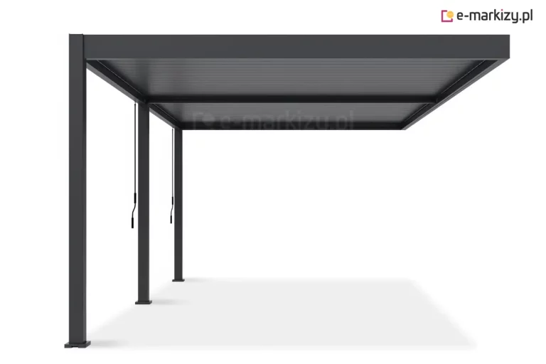 Dwumodułowa przyścienna pergola lamelowa Rubio Soft w kolorze antracytowym, przedstawiona na białym tle z perspektywy bocznej, ukazującej wysięg konstrukcji. Budowla wspiera się na trzech pionowych słupach o kwadratowym przekroju, ustawionych w jednej linii: dwóch skrajnych oraz jednym środkowym, który łączy oba segmenty zadaszenia. Każdy z dwóch modułów posiada dach wykonany z równoległych lameli, które są całkowicie zamknięte, tworząc gładką, żebrowaną płaszczyznę. Przy dwóch słupach zamontowane są manualne mechanizmy sterujące w postaci długich, czarnych korb z pionowymi uchwytami, służące do oddzielnej regulacji każdej sekcji dachu. Słupy są zakotwiczone w podłożu za pomocą kwadratowych stóp montażowych. Konstrukcja cechuje się nowoczesnym, minimalistycznym wzornictwem i matowym wykończeniem. Pod pergolą widoczny jest subtelny, szary cień rzucony na białą powierzchnię, co podkreśla trójwymiarowość obiektu.