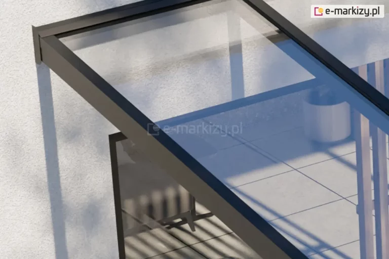 Zbliżenie mocowania ściennego zadaszenia tarasu Terano ze szkłem. Antracytowa konstrukcja, w tym krokwie dachowe mocowane są do listwy zainstalowanej na elewacji.