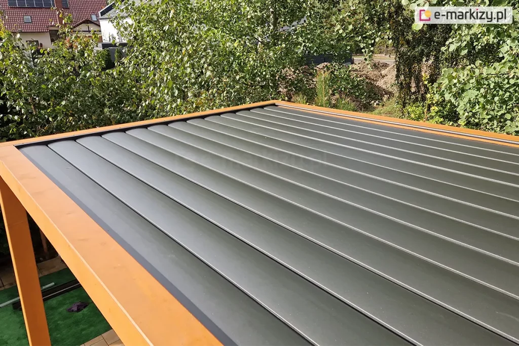 Dach SB400 dzięki aluminiowym panelom lamelowym umożliwia stworzenie szczelnej powierzchni chroniącej przed deszczem