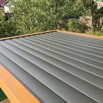 Dach SB400 dzięki aluminiowym panelom lamelowym umożliwia stworzenie szczelnej powierzchni chroniącej przed deszczem