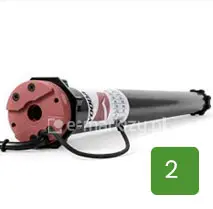 Silnik elektryczny do markiz tarasowych z czerwoną głowicą przekładniową, zaprezentowany na białym tle. Urządzenie ma formę cylindryczną, wydłużoną, z widocznym przewodem zasilającym wyprowadzonym z boku głowicy. Korpus silnika posiada oznaczenia techniczne, a w prawym dolnym rogu zdjęcia umieszczono zielony kwadrat z cyfrą dwa, stanowiący element identyfikacyjny produktu.