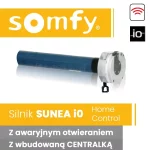 Zdjęcie produktowe przedstawia zaawansowany silnik do markiz marki Somfy, model Sunea io Home Control, wyposażony w funkcję ręcznego sterowania awaryjnego. Centralnym punktem grafiki jest napęd rurowy w kolorze ciemnoniebieskim, zakończony masywną, srebrną głowicą o wielokątnym kształcie. Charakterystycznym elementem głowicy jest czarne ucho (oczko), które pozwala na podpięcie korby w przypadku braku zasilania. Urządzenie jest zaprezentowane na czystym, białym tle z delikatnym efektem lustrzanego odbicia. W górnej części kompozycji po lewej stronie znajduje się żółty prostokąt z białym logo Somfy, natomiast po prawej widoczne są dwie ikony: czerwony symbol fal radiowych oraz czarny kwadrat z białym oznaczeniem technologii io. Dolną sekcję obrazu zajmują czytelne panele informacyjne. Pierwszy, w kolorze żółtym, zawiera biały napis Silnik SUNEA io Home Control. Poniżej umieszczono dwa ciemnoszare paski z białymi komunikatami: Z awaryjnym otwieraniem oraz Z wbudowaną CENTRALKĄ. Grafika ma profesjonalny, techniczny charakter i w sposób przejrzysty komunikuje kluczowe funkcjonalności napędu.
