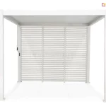 Biała pergola ogrodowa Gloria z pełną zabudową tylnej ściany wykonaną z trzech stałych paneli żaluzjowych. Panele są zamontowane obok siebie, wypełniając całkowicie przestrzeń między dwoma tylnymi słupami konstrukcji. Każdy moduł składa się z poziomych, równolegle ułożonych lameli aluminiowych w kolorze białym, które tworzą spójną barierę wizualną, przepuszczając jednocześnie powietrze. Cała konstrukcja, włączając cztery pionowe słupy z kwadratowymi podstawami oraz ramy paneli, jest wykończona w jednolitym białym kolorze. Po lewej stronie, przy przednim słupie, widoczny jest pionowy drążek mechanizmu korbowego do regulacji zadaszenia. Wnętrze pergoli jest puste, a podłoże oraz tło są jasne i jednolite.