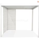 Biała pergola ogrodowa Gloria z zamontowanymi dwoma stałymi panelami żaluzjowymi w jednym z narożników konstrukcji. Panele są ustawione prostopadle do siebie, tworząc osłonę narożną; jeden panel zamontowany jest na boku pergoli, a drugi na jej froncie, tuż przy wspólnym słupie nośnym. Każdy moduł składa się z gęsto rozmieszczonych, poziomych lameli aluminiowych w kolorze białym, które zapewniają częściową przezierność i ochronę przed słońcem. Całość stelaża, w tym cztery pionowe słupy z kwadratowymi stopami oraz górne belki konstrukcyjne, jest jednolita kolorystycznie. Wnętrze pergoli pozostaje otwarte z dwóch pozostałych stron, a od góry widoczne jest białe, płaskie zadaszenie.