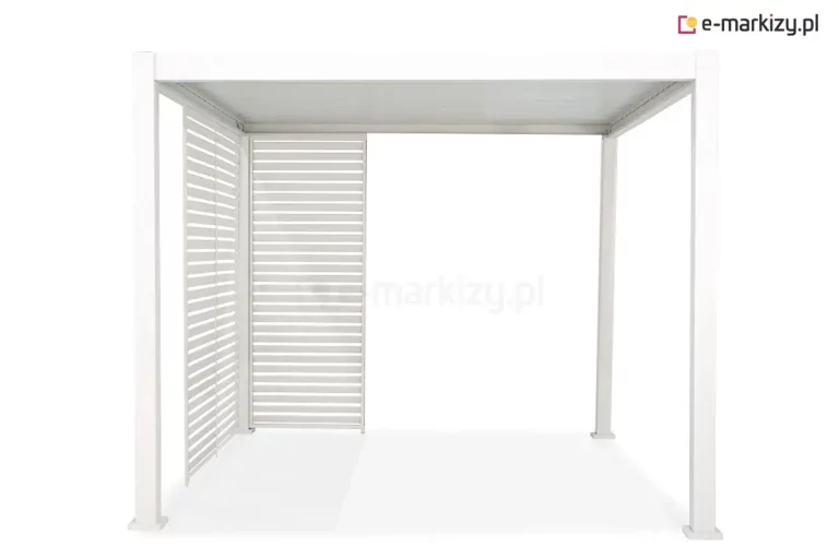 Biała pergola ogrodowa Gloria z zamontowanymi dwoma stałymi panelami żaluzjowymi w jednym z narożników konstrukcji. Panele są ustawione prostopadle do siebie, tworząc osłonę narożną; jeden panel zamontowany jest na boku pergoli, a drugi na jej froncie, tuż przy wspólnym słupie nośnym. Każdy moduł składa się z gęsto rozmieszczonych, poziomych lameli aluminiowych w kolorze białym, które zapewniają częściową przezierność i ochronę przed słońcem. Całość stelaża, w tym cztery pionowe słupy z kwadratowymi stopami oraz górne belki konstrukcyjne, jest jednolita kolorystycznie. Wnętrze pergoli pozostaje otwarte z dwóch pozostałych stron, a od góry widoczne jest białe, płaskie zadaszenie.