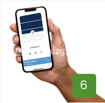 Dłoń trzymająca smartfon z uruchomioną aplikacją do zdalnego sterowania osłonami przeciwsłonecznymi, zaprezentowana na białym tle. Na ekranie telefonu widoczny jest interfejs użytkownika z suwakiem umożliwiającym regulację położenia rolet lub markiz oraz ikonami funkcyjnymi. W prawym dolnym rogu zdjęcia umieszczono zielony kwadrat z cyfrą sześć, stanowiący element identyfikacyjny produktu.