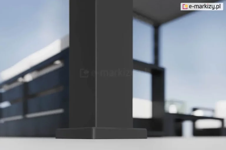 Zbliżenie podpory ze stopą montażową w kolorze antracytowym do pergoli Marlo ustawionej na jasnoszarym podłożu.