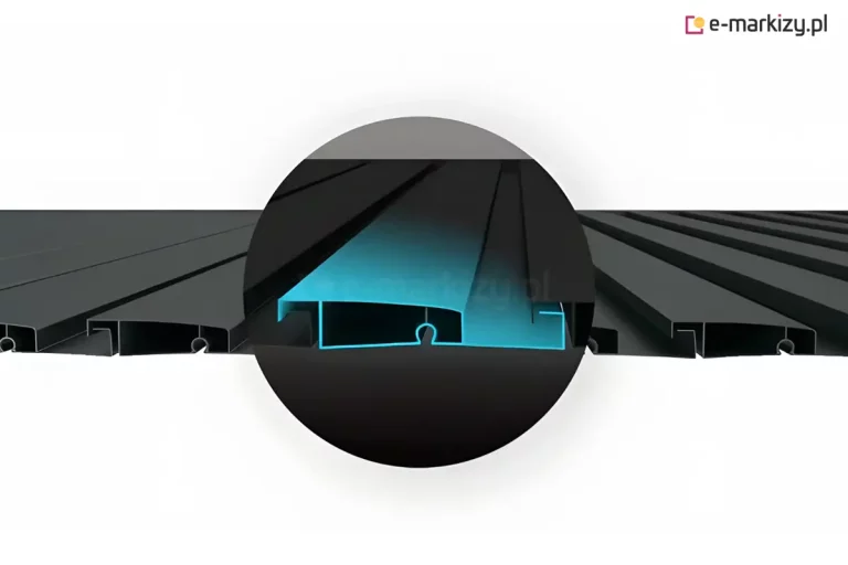 Przekrój techniczny nowoczesnych lameli dachowych systemu Marlo, prezentujący konstrukcję i sposób łączenia poszczególnych elementów zadaszenia pergoli. Zdjęcie przedstawia szereg ułożonych poziomo, ciemnoszarych profili aluminiowych o matowym wykończeniu, z których jeden został wyróżniony jasnoniebieskim podświetleniem w celu ukazania detali budowy wewnętrznej. Widoczny profil posiada komorową strukturę z charakterystycznym wyprofilowaniem górnej powierzchni, która delikatnie opada, tworząc system odprowadzania wody. Na dolnej krawędzi lameli znajduje się zintegrowany kanał montażowy o obłym kształcie, służący do osadzenia mechanizmu obrotowego. Krawędzie profili są zaprojektowane w sposób umożliwiający ich wzajemne nachodzenie na siebie, co po zamknięciu tworzy szczelną i płaską powierzchnię dachu. Całość ukazana jest na neutralnym, jasnym tle, które podkreśla minimalistyczny i geometryczny design systemu.