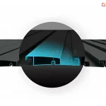 Techniczny przekrój poprzeczny aluminiowych lameli dachowych pergoli Gloria, przedstawiony w formie grafiki produktowej na białym tle. Ilustracja ukazuje rząd ustawionych obok siebie piór zadaszenia w kolorze ciemnografitowym, z których jedno zostało wyróżnione w centralnym, powiększonym kole z jasnoniebieskim podświetleniem krawędzi. Grafika szczegółowo prezentuje skomplikowany profil wewnętrzny lameli, zawierający komory usztywniające oraz specjalnie wyprofilowane rynienki odprowadzające wodę opadową. Widoczne są precyzyjne punkty styku i zakładki, które po zamknięciu dachu zapewniają szczelność całej konstrukcji. Render ten ma na celu zaprezentowanie zaawansowanej inżynierii systemu bioklimatycznego oraz trwałości materiałów użytych do budowy zadaszenia.