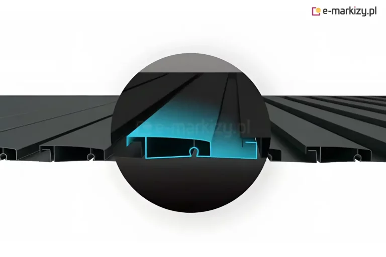 Techniczny przekrój poprzeczny aluminiowych lameli dachowych pergoli Gloria, przedstawiony w formie grafiki produktowej na białym tle. Ilustracja ukazuje rząd ustawionych obok siebie piór zadaszenia w kolorze ciemnografitowym, z których jedno zostało wyróżnione w centralnym, powiększonym kole z jasnoniebieskim podświetleniem krawędzi. Grafika szczegółowo prezentuje skomplikowany profil wewnętrzny lameli, zawierający komory usztywniające oraz specjalnie wyprofilowane rynienki odprowadzające wodę opadową. Widoczne są precyzyjne punkty styku i zakładki, które po zamknięciu dachu zapewniają szczelność całej konstrukcji. Render ten ma na celu zaprezentowanie zaawansowanej inżynierii systemu bioklimatycznego oraz trwałości materiałów użytych do budowy zadaszenia.