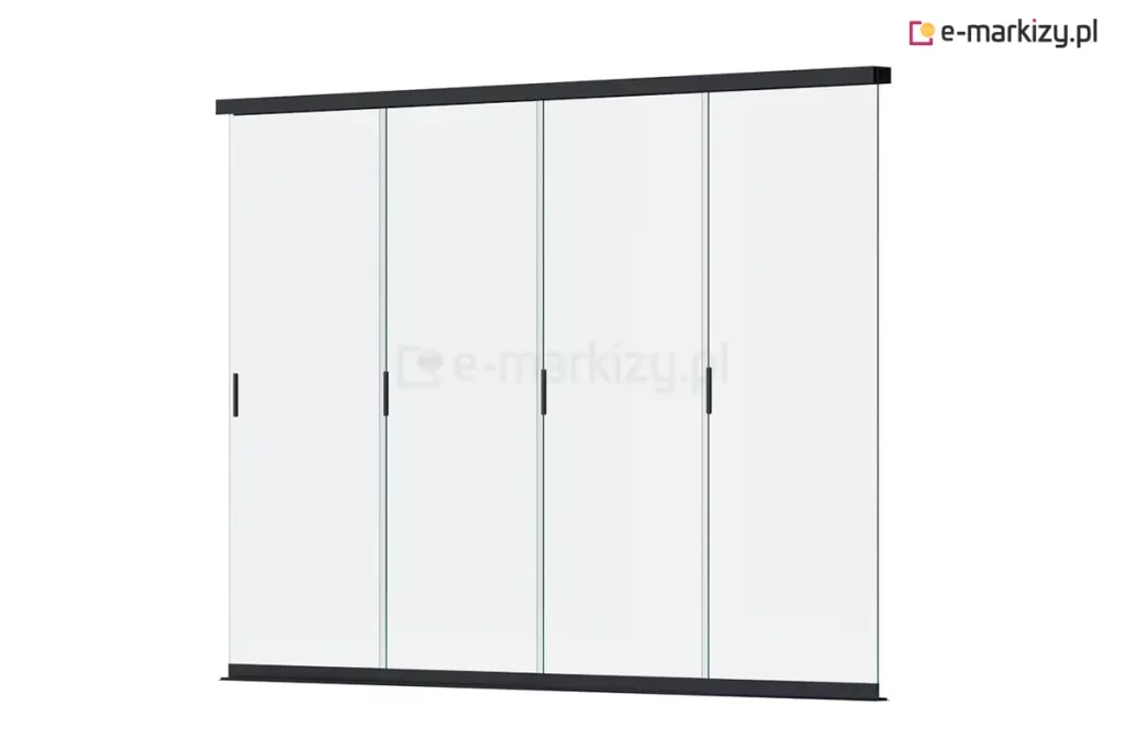 Grafika przedstawia system szklanych ścian przesuwnych przeznaczony do zabudowy bocznej pergoli Marlo, składający się z czterech transparentnych paneli. Tafle szkła osadzone są w subtelnych, poziomych profilach – górnej prowadnicy oraz dolnej szynie jezdnej w kolorze antracytowym. Każdy panel szklany wyposażony jest w minimalistyczny, pionowy uchwyt krawędziowy w kolorze czarnym, który umożliwia wygodne przesuwanie poszczególnych skrzydeł. Konstrukcja cechuje się bezramowym łączeniem pionowym tafli, co zapewnia maksymalną przezierność i nowoczesny wygląd. System prezentowany jest pod lekkim kątem na jednolitym, białym tle, co pozwala wyeksponować detale wykończenia profili oraz przejrzystość zastosowanego szkła hartowanego.