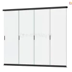 Grafika przedstawia system szklanych ścian przesuwnych przeznaczony do zabudowy bocznej pergoli Marlo, składający się z czterech transparentnych paneli. Tafle szkła osadzone są w subtelnych, poziomych profilach – górnej prowadnicy oraz dolnej szynie jezdnej w kolorze antracytowym. Każdy panel szklany wyposażony jest w minimalistyczny, pionowy uchwyt krawędziowy w kolorze czarnym, który umożliwia wygodne przesuwanie poszczególnych skrzydeł. Konstrukcja cechuje się bezramowym łączeniem pionowym tafli, co zapewnia maksymalną przezierność i nowoczesny wygląd. System prezentowany jest pod lekkim kątem na jednolitym, białym tle, co pozwala wyeksponować detale wykończenia profili oraz przejrzystość zastosowanego szkła hartowanego.