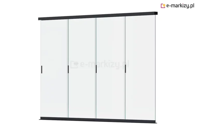 Grafika przedstawia system szklanych ścian przesuwnych przeznaczony do zabudowy bocznej pergoli Marlo, składający się z czterech transparentnych paneli. Tafle szkła osadzone są w subtelnych, poziomych profilach – górnej prowadnicy oraz dolnej szynie jezdnej w kolorze antracytowym. Każdy panel szklany wyposażony jest w minimalistyczny, pionowy uchwyt krawędziowy w kolorze czarnym, który umożliwia wygodne przesuwanie poszczególnych skrzydeł. Konstrukcja cechuje się bezramowym łączeniem pionowym tafli, co zapewnia maksymalną przezierność i nowoczesny wygląd. System prezentowany jest pod lekkim kątem na jednolitym, białym tle, co pozwala wyeksponować detale wykończenia profili oraz przejrzystość zastosowanego szkła hartowanego.