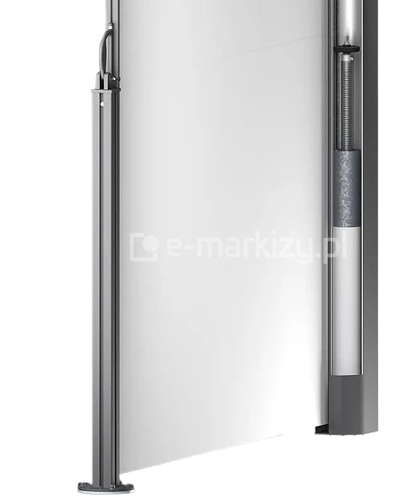 Wizualizacja systemu sprężynowego zwijania zastosowanego w markizie bocznej Bora. System umieszczony jest wewnątrz kasety i odpowiada za prawidłowe naprężenie wysuniętej tkaniny poszycia. Całość ukazano na przykładzie markizy z antracytową konstrukcją, słupkiem do podłoża trwałego i białą tkaniną umieszczoną na białym tle.