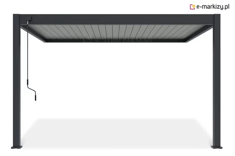 Wizualizacja wolnostojącej pergoli bioklimatycznej Marlo w kolorze antracytowym, przedstawiona na białym tle w ujęciu od frontu. Konstrukcja składa się z czterech solidnych nóg o kwadratowym przekroju oraz ramy dachowej z widocznym systemem ruchomych lameli wykonanych z aluminium. Lamele w kolorze jasnoszarym są ustawione w pozycji zamkniętej, tworząc jednolitą i szczelną płaszczyznę zadaszenia. Po lewej stronie górnej belki zamontowany jest mechanizm ręcznego sterowania w postaci długiej, czarnej korby zakończonej wyprofilowaną rączką, służący do regulacji kąta nachylenia piór dachu. Całość konstrukcji charakteryzuje się nowoczesnym, minimalistycznym wzornictwem z wyraźnie zaznaczonymi krawędziami i stabilnymi stopami montażowymi przy podstawie słupów.