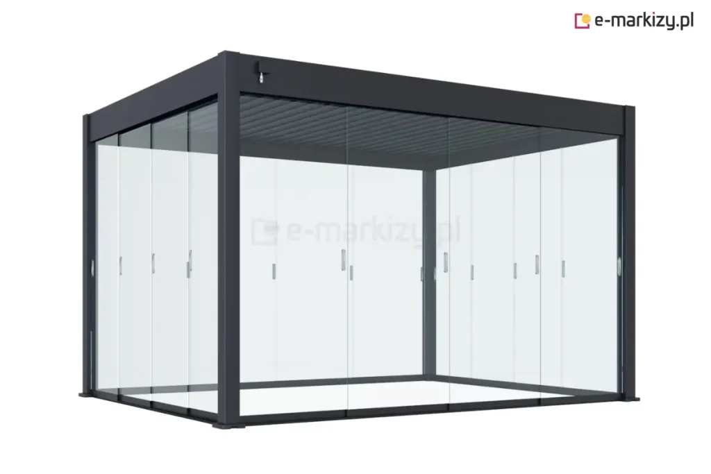 Wizualizacja przedstawia nowoczesną pergolę tarasową Marlo w kolorze antracytowym, która została w pełni zabudowana systemem szklanych ścian przesuwnych. Aluminiowa konstrukcja o matowym wykończeniu posiada dach z ruchomymi lamelami oraz cztery solidne słupy narożne. Przeszklone boki pergoli składają się z wieloskrzydłowych, transparentnych tafli szkła bezramowego, które są osadzone w dyskretnych prowadnicach dolnych i górnych. Każdy szklany panel wyposażony jest w niewielki, pionowy uchwyt krawędziowy w kolorze srebrnym, ułatwiający przesuwanie segmentów. Transparentna zabudowa tworzy efekt zamkniętego ogrodu zimowego, chroniąc wnętrze przed czynnikami atmosferycznymi przy jednoczesnym zachowaniu pełnej widoczności na otoczenie. Całość zaprezentowana jest w rzucie perspektywicznym na białym tle, co podkreśla luksusowy i minimalistyczny design produktu.