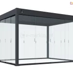 Wizualizacja przedstawia nowoczesną pergolę tarasową Marlo w kolorze antracytowym, która została w pełni zabudowana systemem szklanych ścian przesuwnych. Aluminiowa konstrukcja o matowym wykończeniu posiada dach z ruchomymi lamelami oraz cztery solidne słupy narożne. Przeszklone boki pergoli składają się z wieloskrzydłowych, transparentnych tafli szkła bezramowego, które są osadzone w dyskretnych prowadnicach dolnych i górnych. Każdy szklany panel wyposażony jest w niewielki, pionowy uchwyt krawędziowy w kolorze srebrnym, ułatwiający przesuwanie segmentów. Transparentna zabudowa tworzy efekt zamkniętego ogrodu zimowego, chroniąc wnętrze przed czynnikami atmosferycznymi przy jednoczesnym zachowaniu pełnej widoczności na otoczenie. Całość zaprezentowana jest w rzucie perspektywicznym na białym tle, co podkreśla luksusowy i minimalistyczny design produktu.
