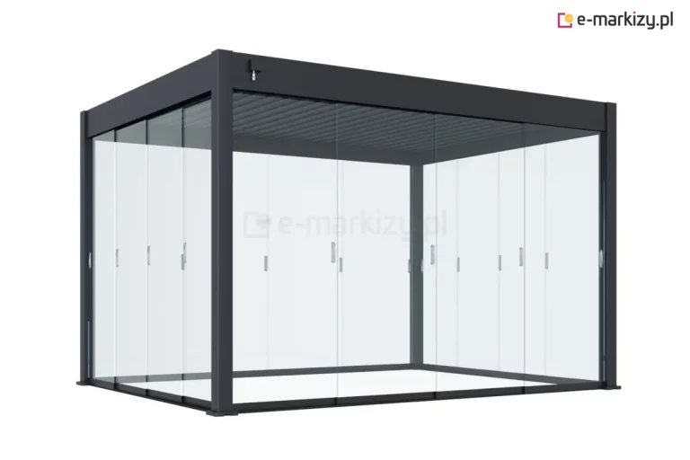 Wizualizacja przedstawia nowoczesną pergolę tarasową Marlo w kolorze antracytowym, która została w pełni zabudowana systemem szklanych ścian przesuwnych. Aluminiowa konstrukcja o matowym wykończeniu posiada dach z ruchomymi lamelami oraz cztery solidne słupy narożne. Przeszklone boki pergoli składają się z wieloskrzydłowych, transparentnych tafli szkła bezramowego, które są osadzone w dyskretnych prowadnicach dolnych i górnych. Każdy szklany panel wyposażony jest w niewielki, pionowy uchwyt krawędziowy w kolorze srebrnym, ułatwiający przesuwanie segmentów. Transparentna zabudowa tworzy efekt zamkniętego ogrodu zimowego, chroniąc wnętrze przed czynnikami atmosferycznymi przy jednoczesnym zachowaniu pełnej widoczności na otoczenie. Całość zaprezentowana jest w rzucie perspektywicznym na białym tle, co podkreśla luksusowy i minimalistyczny design produktu.