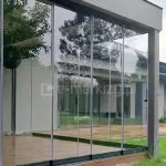 Ściana przesuwna na taras Miros wykonana z poliwęglanu lub szkła na prowadnicach aluminiowych