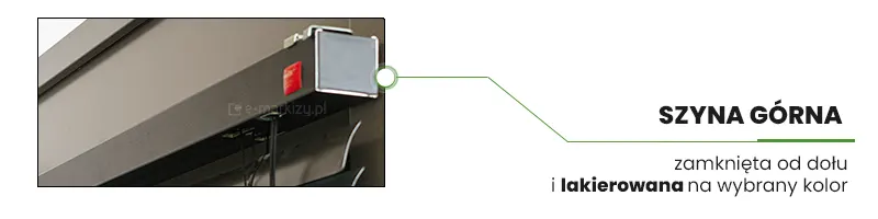 Zdjęcie przedstawia zbliżenie na element konstrukcyjny żaluzji fasadowej C50 Slim, jakim jest szyna górna. Detal ukazuje profil o przekroju prostokątnym w kolorze ciemnego brązu lub antracytu, zakończony dopasowaną kolorystycznie zaślepką boczną. Szyna jest zamontowana pod kątem, co pozwala dostrzec jej dolną część oraz wychodzące z wnętrza czarne tasiemki podtrzymujące lamele. Po prawej stronie zdjęcia znajduje się graficzny wskaźnik skierowany na krawędź szyny, połączony z napisem informacyjnym w języku polskim. Tekst wyjaśnia, że szyna górna jest zamknięta od dołu i lakierowana na wybrany kolor, co podkreśla estetyczne wykończenie elementu i ochronę mechanizmu przed zanieczyszczeniami.