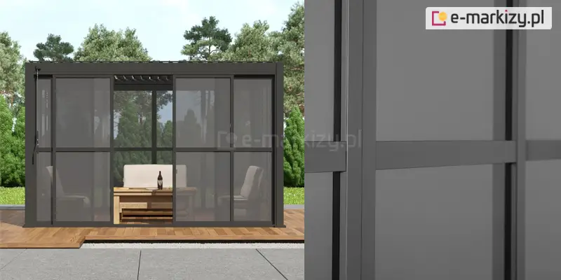 Grafika składa się z dwóch części: po lewej stronie znajduje się wizualizacja frontu antracytowej pergoli tarasowej z przesuwnymi drzwiami z poliwęglanem, a po prawej techniczne zbliżenie na profil ramy. Lewa sekcja przedstawia konstrukcję o płaskim dachu, w której frontowa ściana została wyposażona w system przesuwnych paneli wypełnionych półprzezroczystym, antracytowym poliwęglanem. Panele są częściowo rozunięte na boki, otwierając widok na wnętrze pergoli, gdzie znajduje się drewniany stół z butelką oraz dwa fotele z jasnymi poduszkami. Konstrukcja stoi na drewnianym podeście tarasowym, a w tle widoczne są gęste korony zielonych drzew pod jasnym niebem. Prawa część grafiki to powiększenie detalu ramy, pokazujące prostopadłe połączenie pionowych i poziomych profili aluminiowych o matowym, antracytowym wykończeniu, co podkreśla nowoczesną i geometryczną formę systemu zabudowy bocznej.