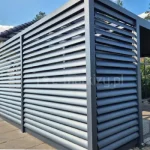 Aluminiowy panel żaluzjowy Louvre na taras obracane lub stałe w antracytowym kolorze zamontowane jako osłona boczna pergoli tarasowej.
