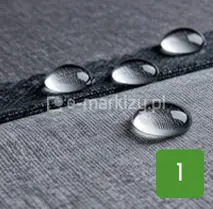 Zbliżenie na tkaninę akrylową stosowaną w produkcji markiz w ciemnoszarym kolorze. Powierzchnia materiału wykazuje właściwości hydrofobowe, co uwidaczniają osadzone na niej przezroczyste krople wody. Tkanina posiada widoczną, gęstą strukturę splotu, a w prawym dolnym rogu zdjęcia umieszczono zielony kwadrat z cyfrą jeden, będący oznaczeniem identyfikacyjnym produktu.