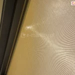 Zbliżenie tkaniny refleksola w kolorze kremowym, która przepuszcza około 5{e3933235a64fccd7de26a4f842e7e798e8da8f3cc380da0bec2b0bf1a35f755f} promieniowania słonecznego, zapewniając jednocześnie cień i ochronę przed słońcem oraz odpowiednią ilość światła.