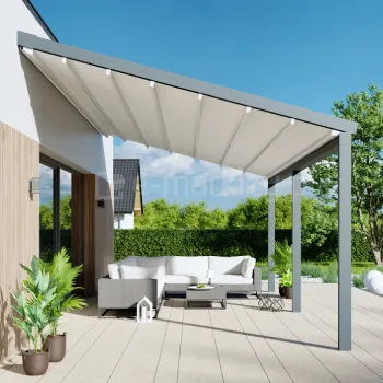 Pergola tarasowa Moderno z tkaninowym dachem w minimalistycznym stylu osłania przestronną strefę wypoczynkową z jasnymi meblami ogrodowymi. Lekka konstrukcja w grafitowym kolorze komponuje się z nowoczesną elewacją domu, a otoczenie tworzy duży taras i zielona roślinność w tle.