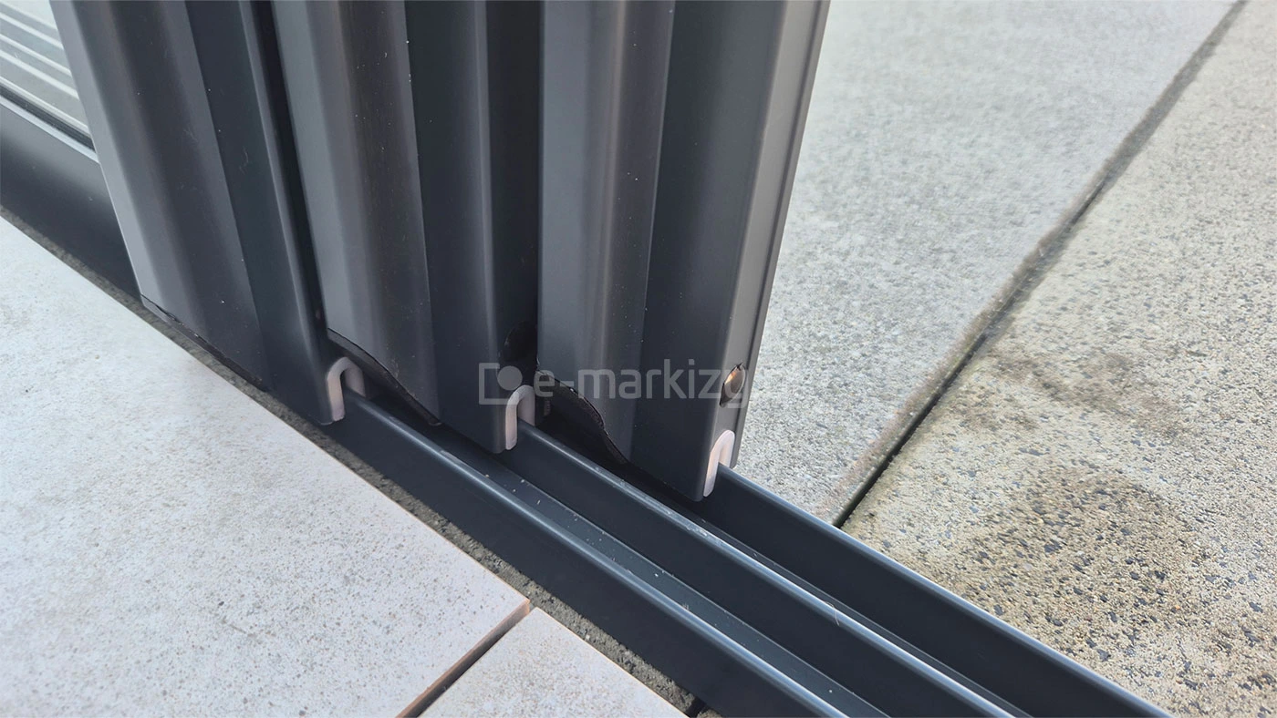 Trzy panele przesuwne sotro na prowadnicy 3 torowej