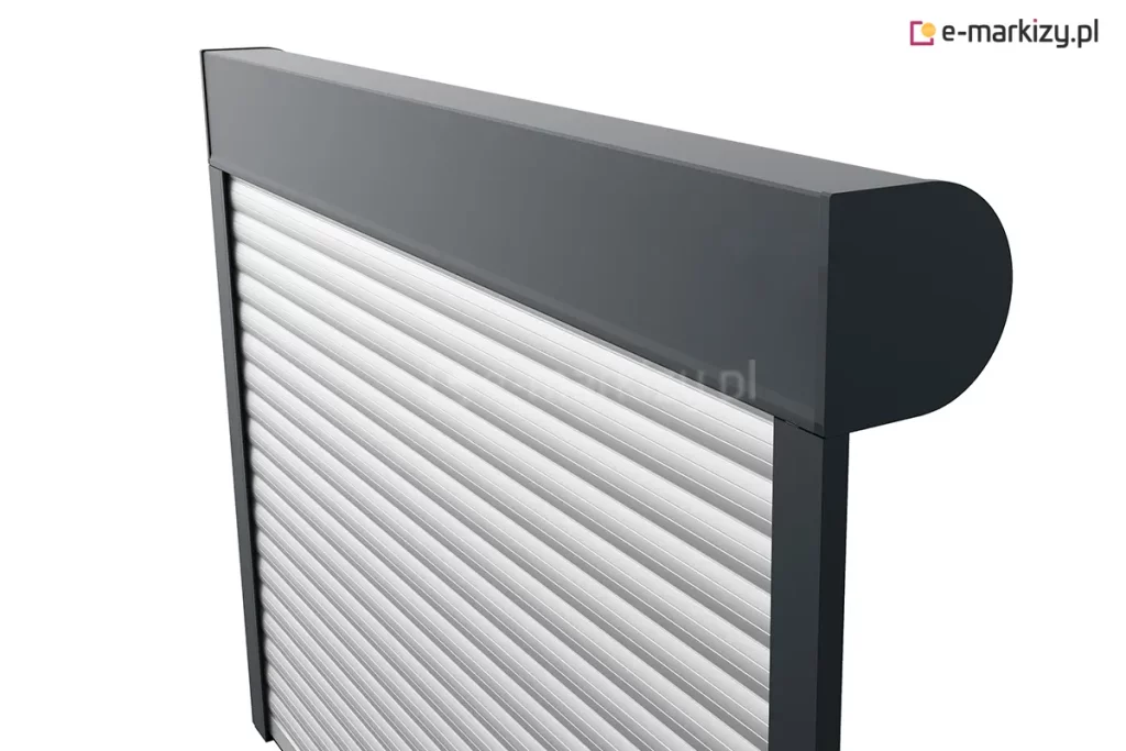 Tylna część półokrągłej skrzyni rolety zewnętrznej przeznaczonej do montażu natynkowego. Element ten stanowi tylną ściankę kasety, zapewniającą stabilne osadzenie systemu roletowego na elewacji budynku. Na zdjęciu widoczny jest przekrój profilu z zaznaczonymi detalami technicznymi, umożliwiającymi precyzyjne dopasowanie kasety do konkretnej instalacji.