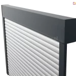 Tylna część półokrągłej skrzyni rolety zewnętrznej przeznaczonej do montażu natynkowego. Element ten stanowi tylną ściankę kasety, zapewniającą stabilne osadzenie systemu roletowego na elewacji budynku. Na zdjęciu widoczny jest przekrój profilu z zaznaczonymi detalami technicznymi, umożliwiającymi precyzyjne dopasowanie kasety do konkretnej instalacji.