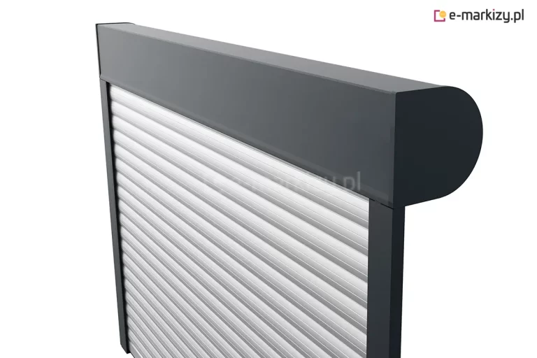 Tylna część półokrągłej skrzyni rolety zewnętrznej przeznaczonej do montażu natynkowego. Element ten stanowi tylną ściankę kasety, zapewniającą stabilne osadzenie systemu roletowego na elewacji budynku. Na zdjęciu widoczny jest przekrój profilu z zaznaczonymi detalami technicznymi, umożliwiającymi precyzyjne dopasowanie kasety do konkretnej instalacji.