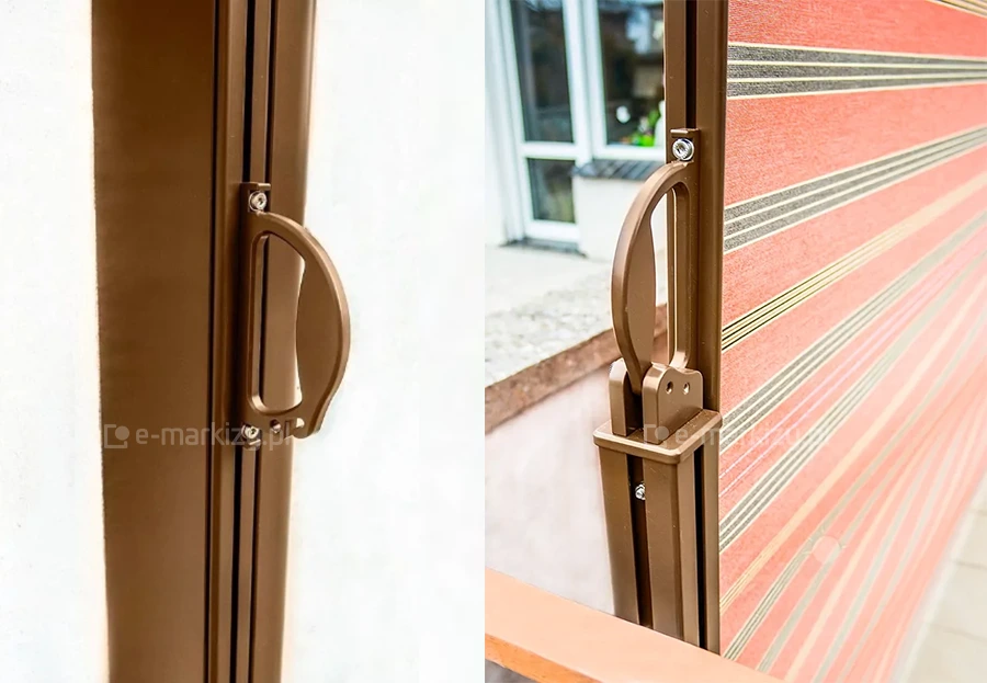 Dwa ujęcia uchwytu do mocowania tkaniny. Po lewej uchwyt widoczny przy zamkniętej kasecie w kolorze brązowym. Po prawej uchwyt zamocowany do belki przedniej z tkanina w czerwone, brązowe i białe pasy, umieszczony w zaczepie słupka do podłoża twardego w kolorze brązowym.