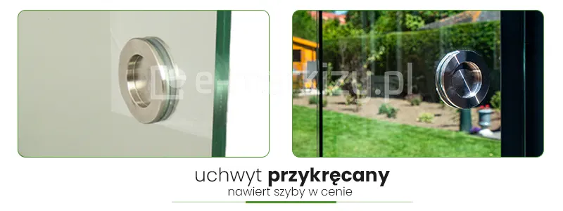 Zbliżenie na detal techniczny szklanego systemu przesuwnego Auris. Grafika składa się z dwóch ujęć przedstawiających okrągły, metalowy uchwyt wpuszczany, wykonany ze stali nierdzewnej szczotkowanej. Uchwyt jest przykręcony bezpośrednio przez otwór w tafli szkła hartowanego. Po lewej stronie widoczne zbliżenie na krawędź szkła i montaż uchwytu, po prawej uchwyt zamontowany na szklanej ścianie przesuwnej na tle ogrodu. Poniżej znajduje się napis informacyjny: „uchwyt przykręcany – nawiert szyby w cenie”.