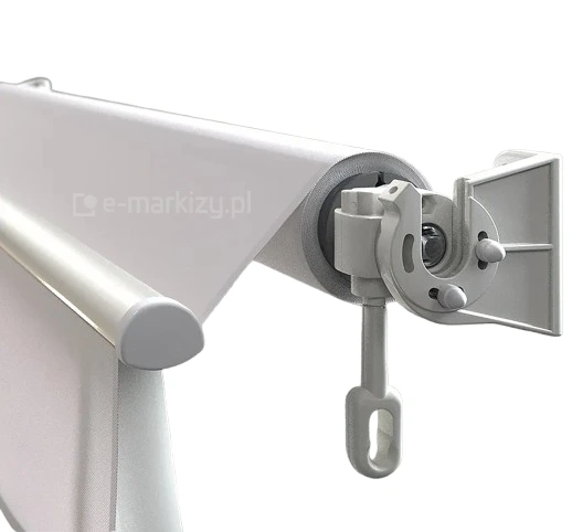 Zdjęcie produktowe typu makro przedstawiające techniczny detal konstrukcyjny, jakim jest uniwersalny uchwyt ścienno-sufitowy do produktu markiza balkonowa poręczowa. Fotografia prezentuje prawą stronę mechanizmu na czystym, białym tle, co pozwala na dokładną analizę budowy elementu. Głównym punktem obrazu jest aluminiowy wspornik w kolorze białym, który posiada wielofunkcyjną stopę montażową o geometrycznym kształcie, umożliwiającą przykręcenie osłony zarówno do płaszczyzny pionowej (ściany), jak i poziomej (sufitu). Wewnątrz uchwytu osadzona jest rura nawojowa, na którą nawinięta jest gładka tkanina w kolorze jasnoszarym. Widoczna jest również biała, zaokrąglona belka obciążająca, która domyka konstrukcję od frontu. Pod rurą nawojową znajduje się zintegrowany mechanizm przekładni z wyraźnie wyeksponowanym uchem napędowym. Ucho to służy do zaczepienia korby ręcznej i posiada podłużny otwór, co ułatwia obsługę markizy. Całość mechanizmu jest precyzyjnie dopasowana, a detale takie jak śruby montażowe i wyprofilowane krawędzie odlewu uchwytu podkreślają techniczny i trwały charakter osłony.