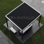 Widok z góry na nowoczesną pergolę tarasową SB350 o konstrukcji wolnostojącej, umieszczoną na kwadratowym podeście z ciemnoszarych płyt tarasowych o strukturze marmuru. Rama pergoli wykonana jest z metalu w kolorze antracytowym z jasnymi, srebrzystymi krawędziami górnego profilu. Zadaszenie składa się z ruchomych lameli (bioklimatycznych) w kolorze czarnym, które są ustawione w pozycji lekko uchylonej. Pod pergolą znajduje się zestaw mebli ogrodowych: jasnoszara sofa z oparciem oraz dopasowana kolorystycznie niska ława. Konstrukcja stoi na zielonym, równo przystrzyżonym trawniku, a obok przebiega ścieżka wykonana z tych samych ciemnych płyt wielkoformatowych co podest.