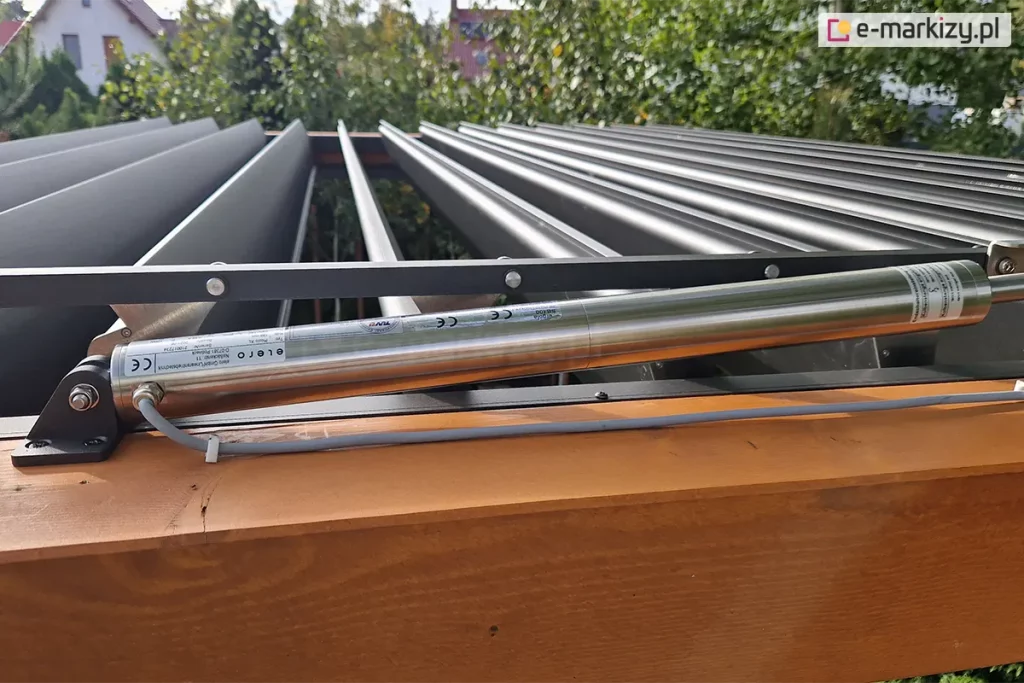 Układ uchylny dachu z panelami w pozycji pionowej wraz z silnikiem zamontowanym na belce poziomej pergoli