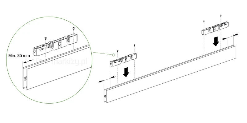 Schematyczna instrukcja montażu wózków jezdnych Auris w profilu dolnym drzwi przesuwnych przedstawiona na białym tle w formie rysunku technicznego z elementami aksonometrii. Grafika obrazuje proces instalacji dwóch tandemowych zestawów kołowych wewnątrz aluminiowej szyny, gdzie czarne strzałki skierowane w dół wskazują kierunek osadzania okuć w kanale profilu. Lewa część ilustracji zawiera powiększenie detalu w zielonym okręgu, które precyzyjnie określa wymaganą odległość montażową wynoszącą minimum 35 mm od krawędzi bocznej profilu do początku korpusu wózka. Nad każdym z elementów jezdnych widoczne są dwie śruby montażowe oraz linie pomocnicze wyznaczające punkty ich wkręcania w górną część wózka, co zapewnia stabilne unieruchomienie mechanizmu wewnątrz ramy. Rysunek techniczny w sposób czytelny prezentuje rozmieszczenie komponentów na przeciwległych końcach długiego profilu, podkreślając symetrię montażu niezbędną dla prawidłowego wyważenia skrzydła drzwiowego. Całość wykonana jest w formie czarno-białego szkicu z zielonym akcentem wyróżniającym kluczowy parametr techniczny, co ułatwia zrozumienie kolejnych etapów prac instalacyjnych.