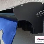 Ciemna antracytowa półkaseta ochronna do markizy z niebieską tkaniną