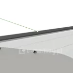 Zdjęcie przedstawia zbliżenie na górną krawędź aluminiowego daszka ochronnego do markizy, na której zamontowana jest uszczelka przyścienna. Jest to podłużny, elastyczny element wykonany z ciemnoszarego tworzywa, umieszczony wzdłuż miejsca styku konstrukcji daszka z elewacją budynku. Uszczelka ma wyprofilowany kształt, który zapobiega podciekaniu wody deszczowej pod zadaszenie i chroni zwiniętą tkaninę markizy przed wilgocią. Powierzchnia daszka jest biała, lakierowana proszkowo, z widocznymi łączeniami segmentów oraz śrubami mocującymi boczną osłonę. W lewym górnym rogu grafiki znajduje się techniczny podpis uszczelka przyścienna, od którego odchodzi zielona linia wskazująca precyzyjnie na gumowy profil uszczelniający.