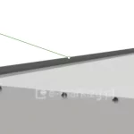 Zdjęcie prezentuje zbliżenie na górną płaszczyznę białego daszka ochronnego do markizy, na której zamontowana jest uszczelka przyścienna. Jest to podłużny, elastyczny profil wykonany z ciemnoszarego tworzywa, umieszczony wzdłuż krawędzi styku aluminiowej konstrukcji z elewacją budynku. Zadaniem uszczelki jest zabezpieczenie szczeliny przed zaciekaniem wody opadowej, co chroni zwiniętą tkaninę markizy przed wilgocią i zabrudzeniami. Powierzchnia daszka jest gładka i lakierowana proszkowo, a na bocznej krawędzi widoczne są łby wkrętów mocujących osłonę boczną. W lewym górnym rogu grafiki znajduje się podpis techniczny uszczelka przyścienna, od którego odchodzi zielona linia wskazująca bezpośrednio na gumowy element uszczelniający.